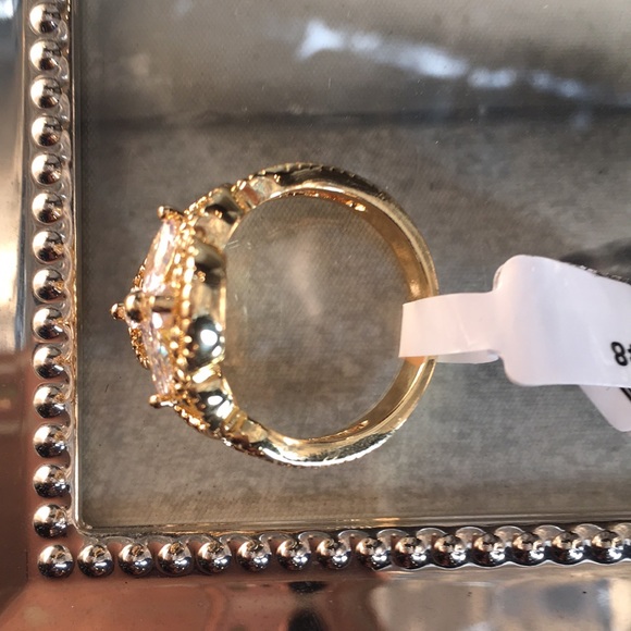 Gorgeous Marquis Cut White CZ Ring in Gold plated - Picture 4 of 5